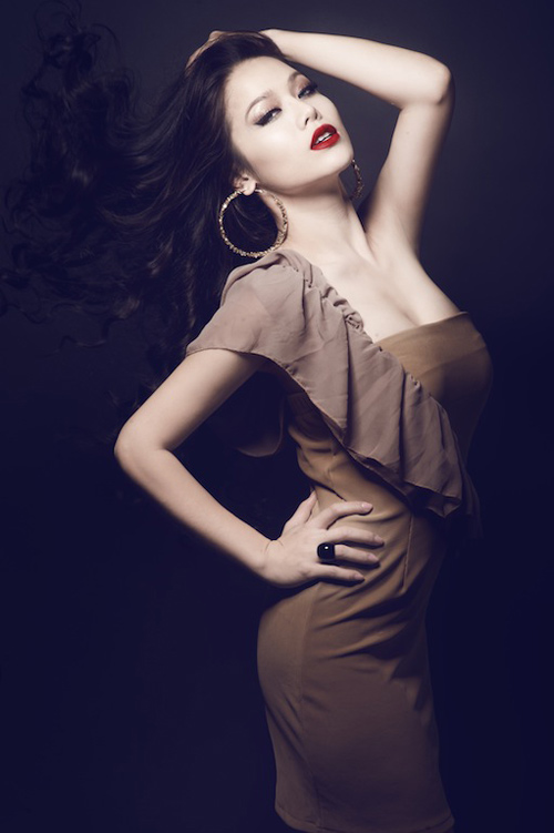 Nhật Kim Anh gợi cảm phong cách Tây cổ điển